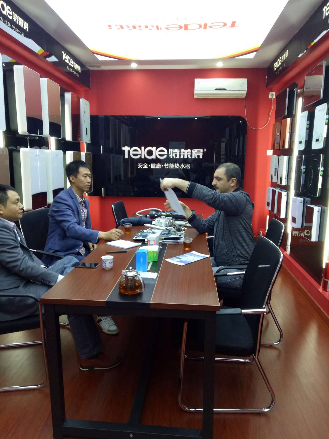 烈歡迎俄羅斯客戶蒞臨我司，恭賀成功簽約！